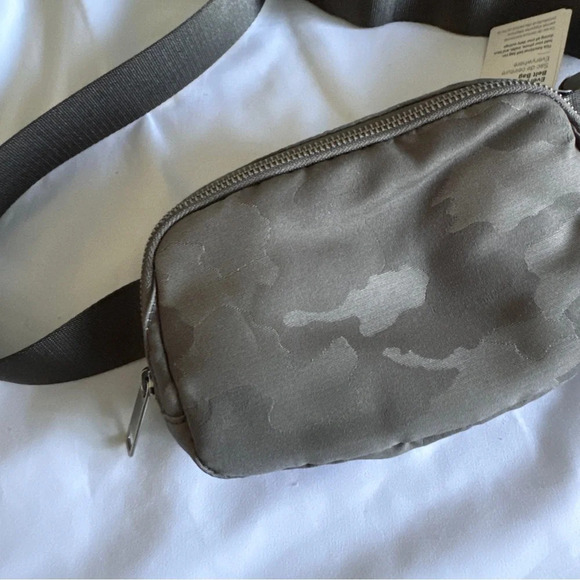 🆕🩶 OG Lululemon Everywhere Belt Bag - Heritage Camo Max Rover White Opal - Picture 5 of 8